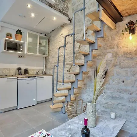 Walking Distance From Marais With Mobile Ac