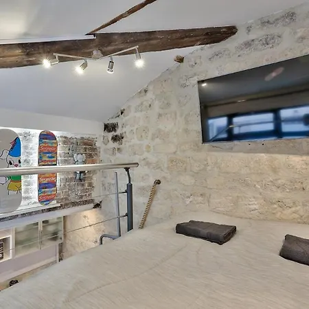 Walking Distance From Marais With Mobile Ac Apartment *