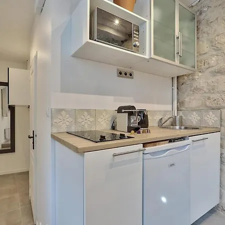 Walking Distance From Marais With Mobile Ac