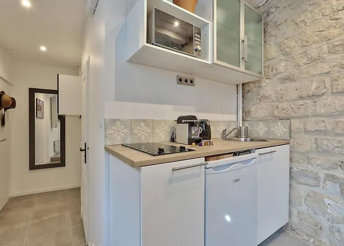 Walking Distance From Marais With Mobile Ac