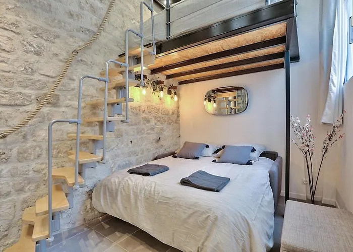 Walking Distance From Marais With Mobile Ac París